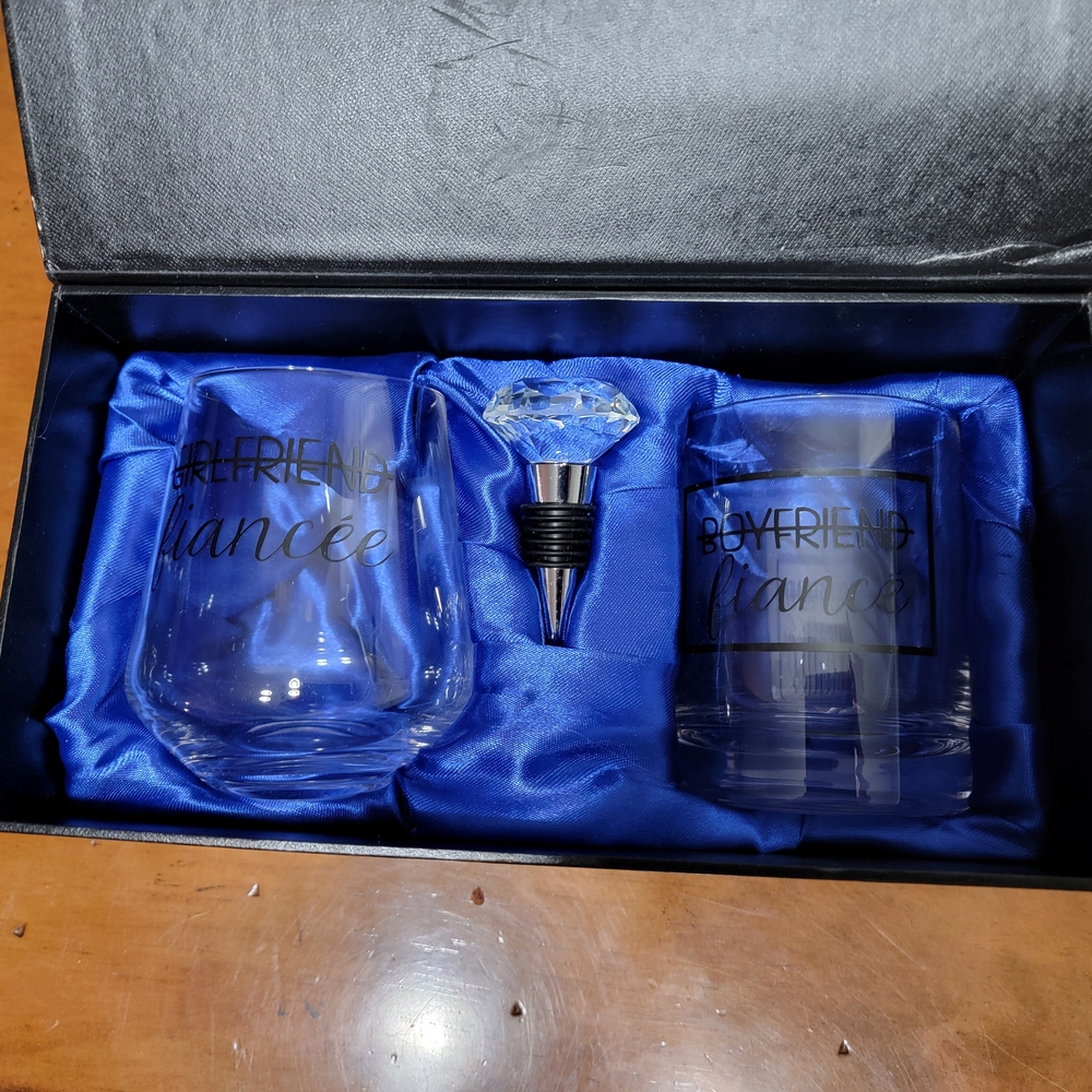 NWOT Fiancé Glass Set with Stopper